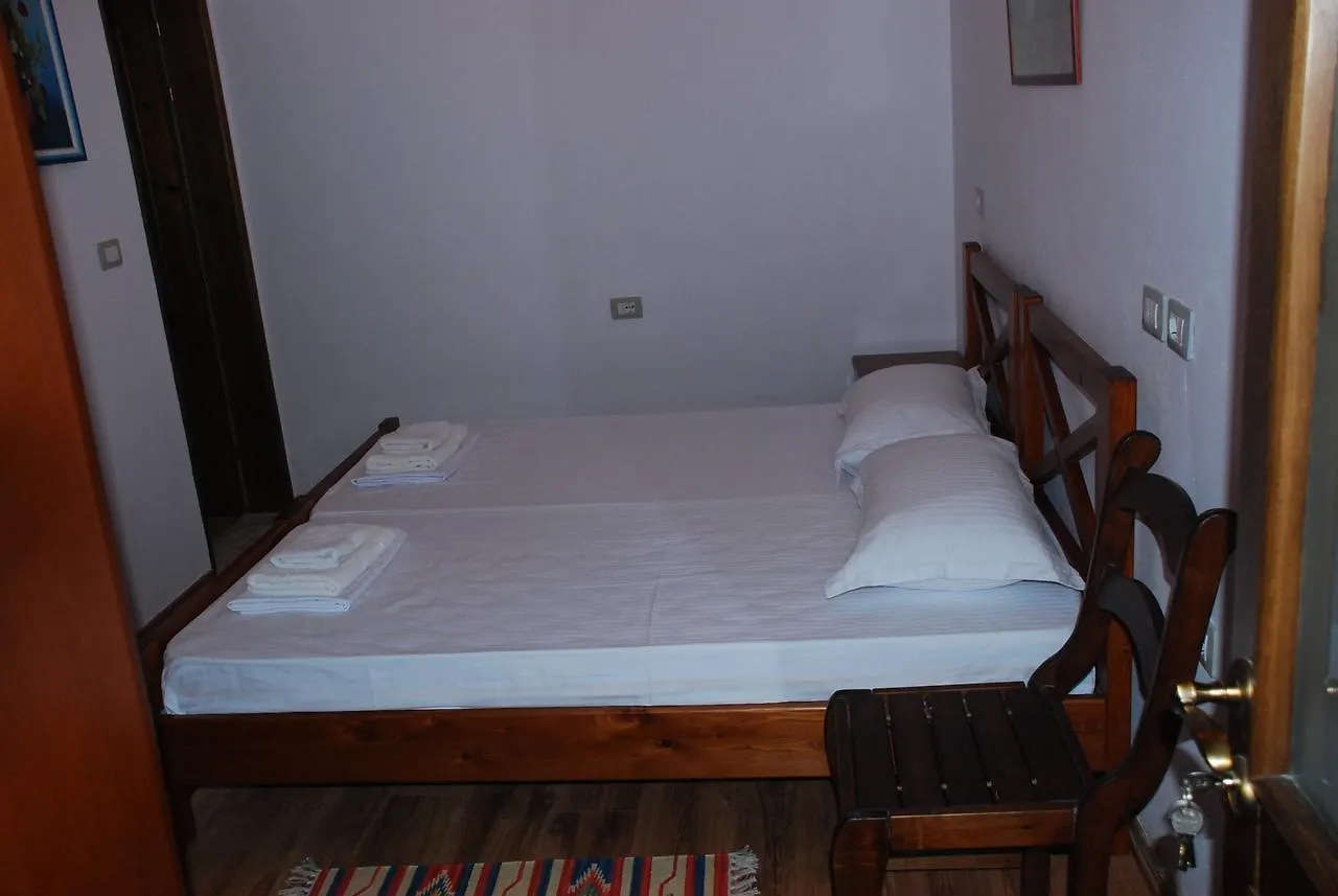Guest house Bed & Breakfast Local Living Edi Berat