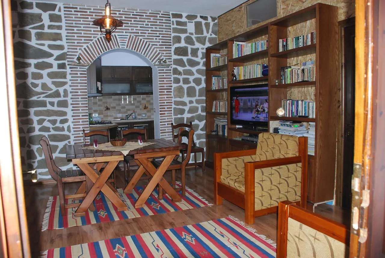 Guest house Bed & Breakfast Local Living Edi Berat
